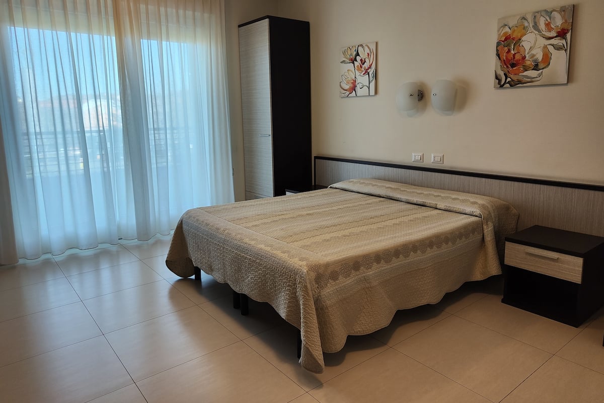 2 habitaciones, escritorio y espacio para trabajar con laptop