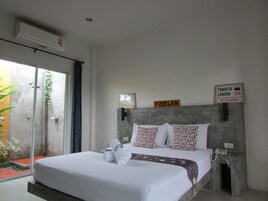 Deluxe Villa with Breakfast | Desk, free WiFi