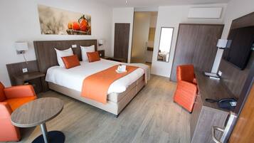 In-room safe, desk, free WiFi