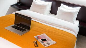 Hypo-allergenic bedding, in-room safe, desk, blackout drapes