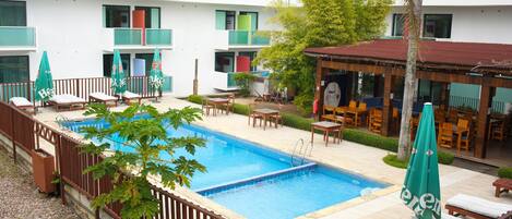 Una piscina al aire libre