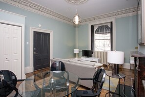 Studio, 1 Queen Bed | Living room