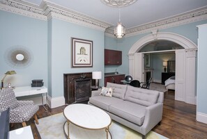 Studio, 1 Queen Bed | Living room