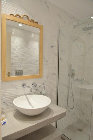 Shower, hair dryer, towels - Giannis Hotel Apartments (Milos)