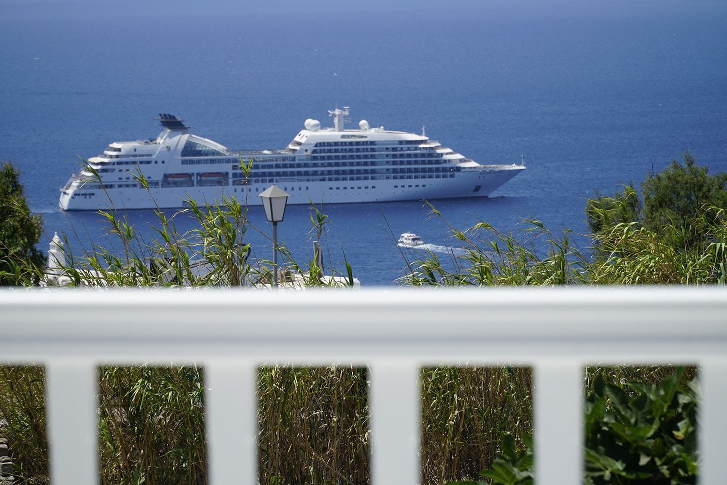 deluxe room, partial sea view | in-room safe, iron/ironing board, free cots/infant beds, rollaway beds