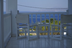Deluxe Room, Partial Sea View | In-room safe, iron/ironing board, free WiFi, bed sheets - Margie Mykonos Hotel (Mykonos)