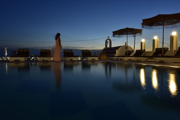 Seasonal outdoor pool, open 9 AM to 9 PM, pool umbrellas, pool loungers