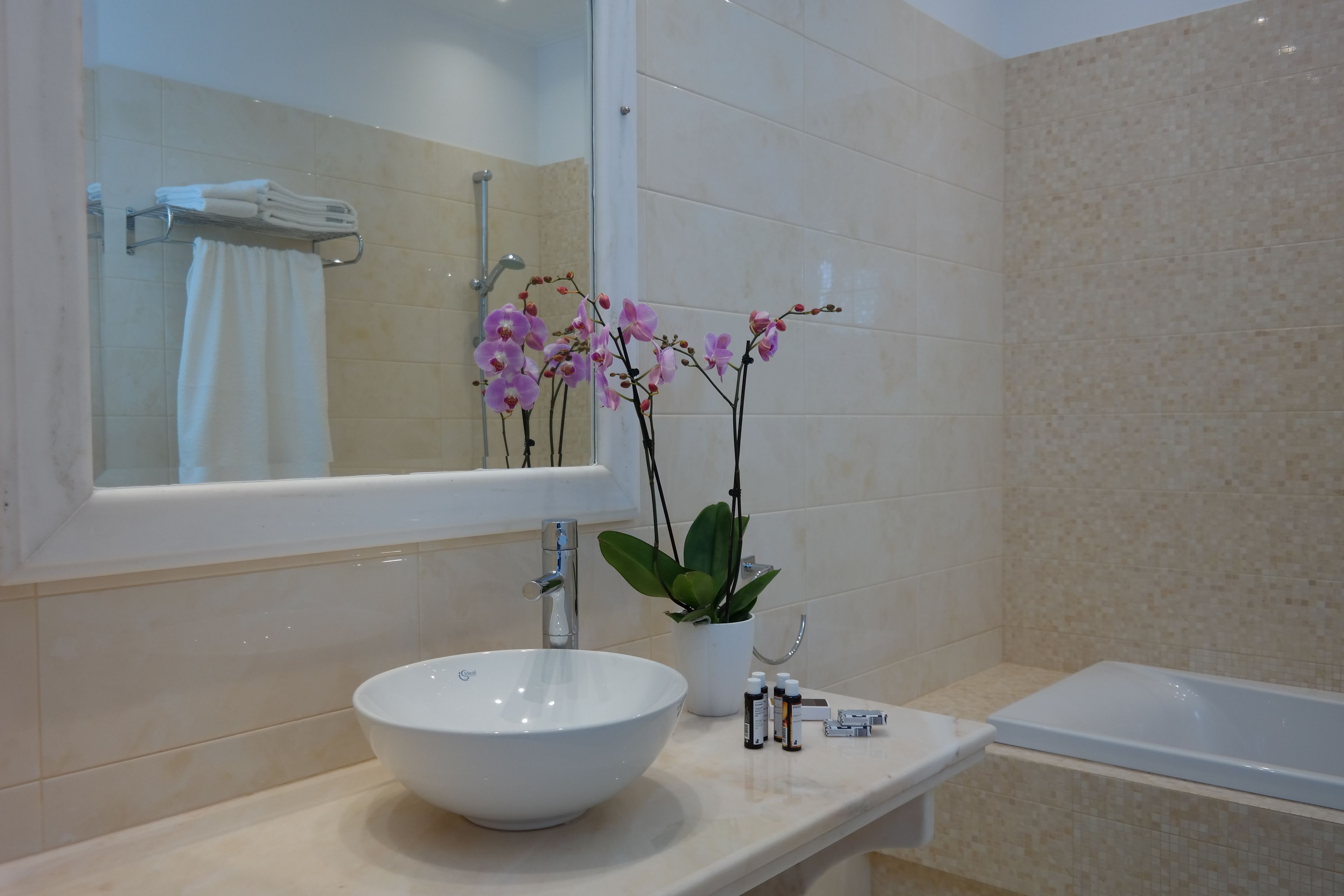 deluxe room | bathroom | free toiletries, hair dryer, dressing gowns, slippers