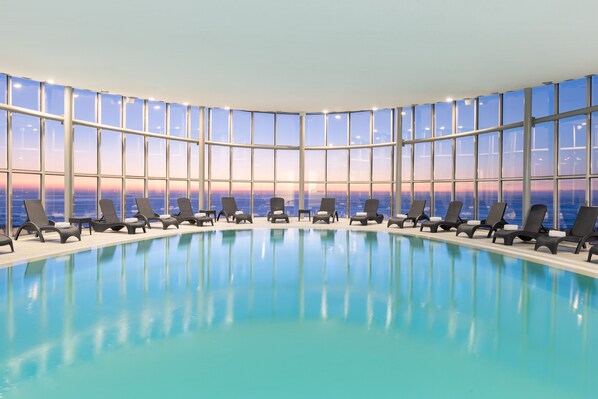 Piscine intérieure, chaises longues