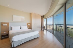 Minibar, safe på rommet, skrivebord og lydisolert