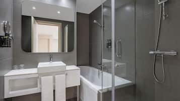 Combined shower/bathtub, eco-friendly toiletries, hair dryer, towels