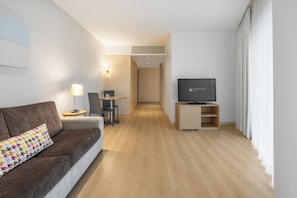 Minibar, in-room safe, desk, soundproofing - Eurostars Oasis Plaza Hotel (Figueira da Foz)
