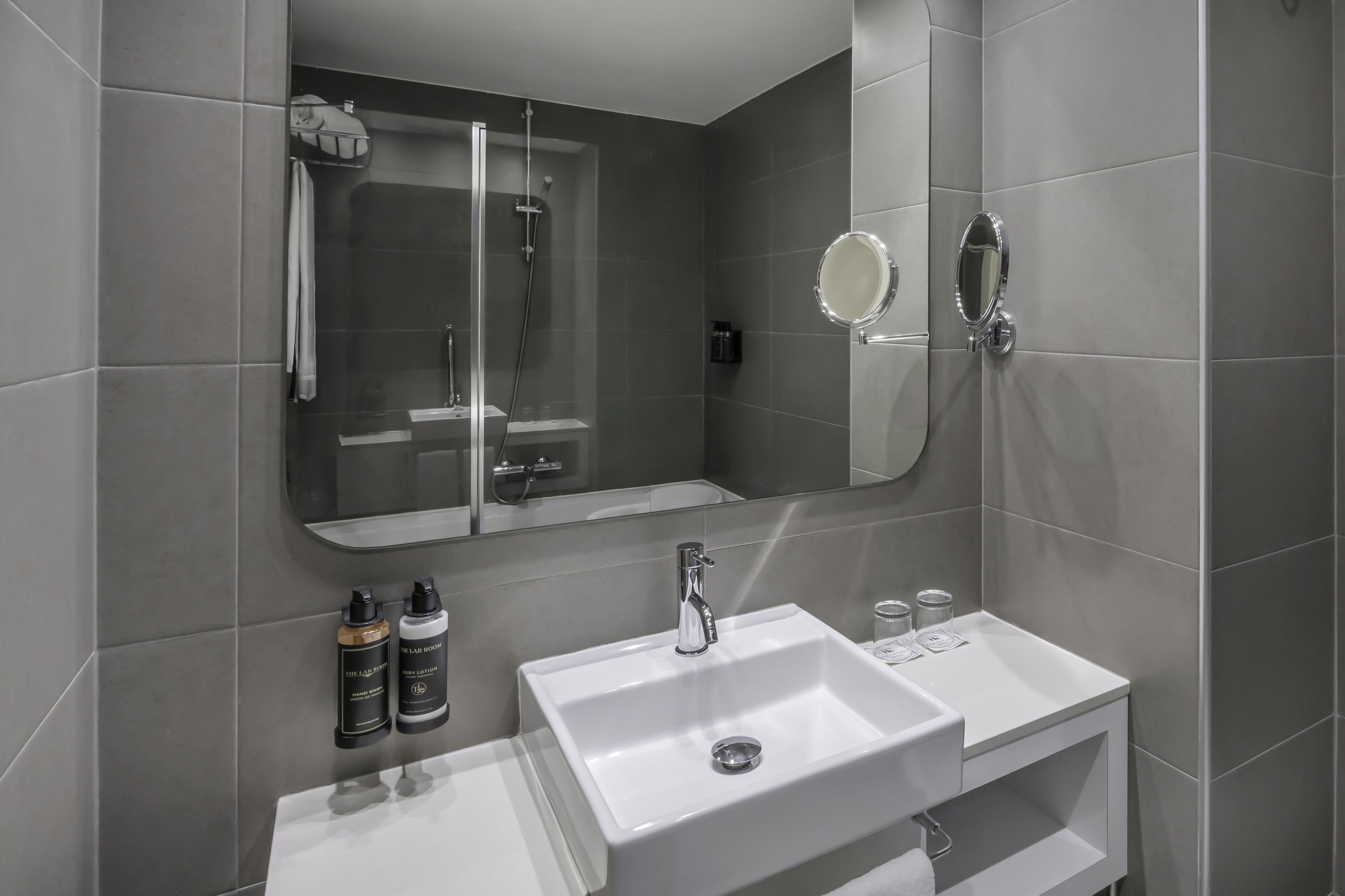 Combined shower/bathtub, eco-friendly toiletries, hair dryer, towels