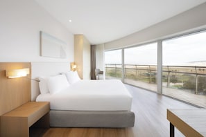 Combined shower/bathtub, eco-friendly toiletries, hair dryer, towels - Eurostars Oasis Plaza Hotel (Figueira da Foz)