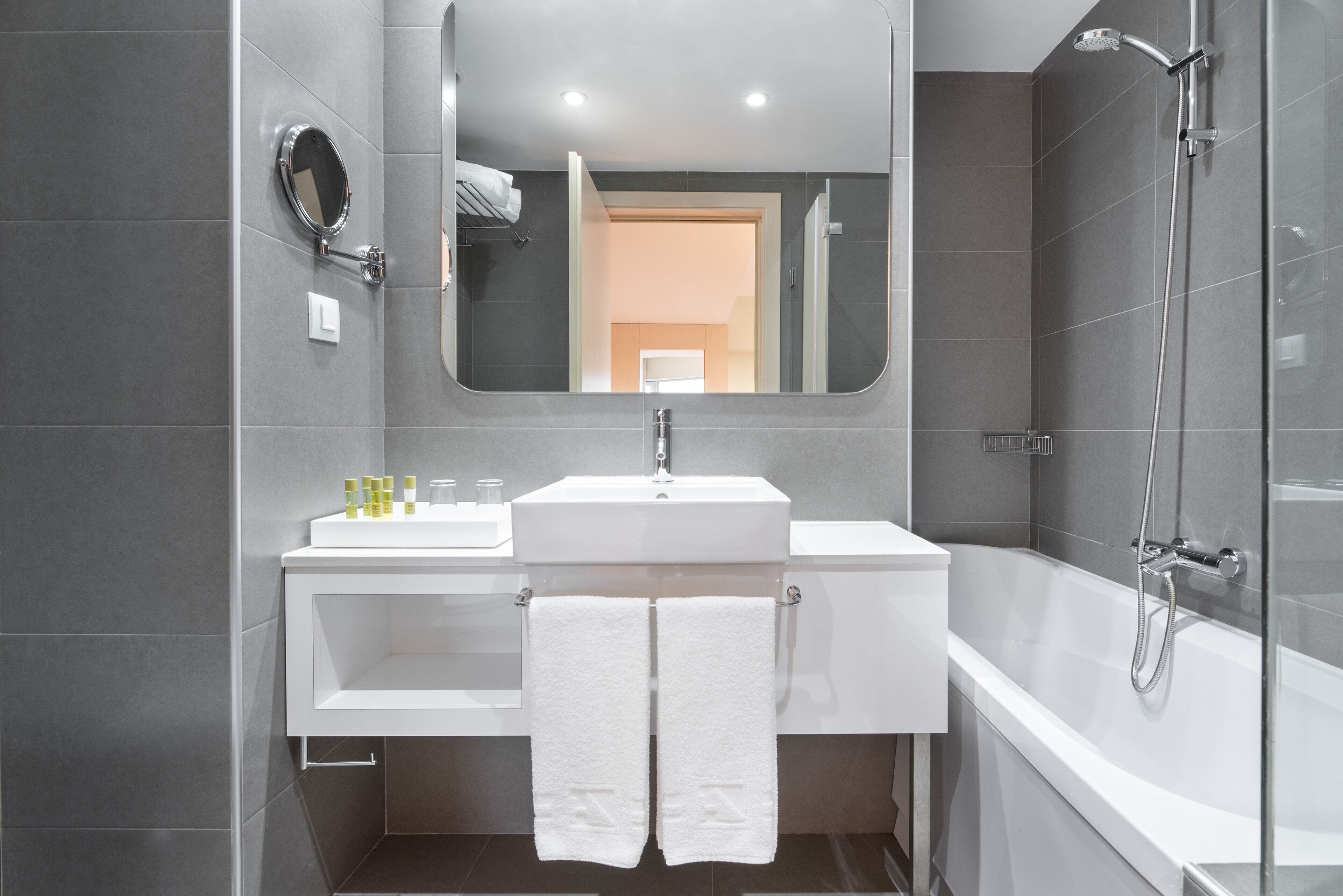 combined shower/bathtub, eco-friendly toiletries, hair dryer, towels