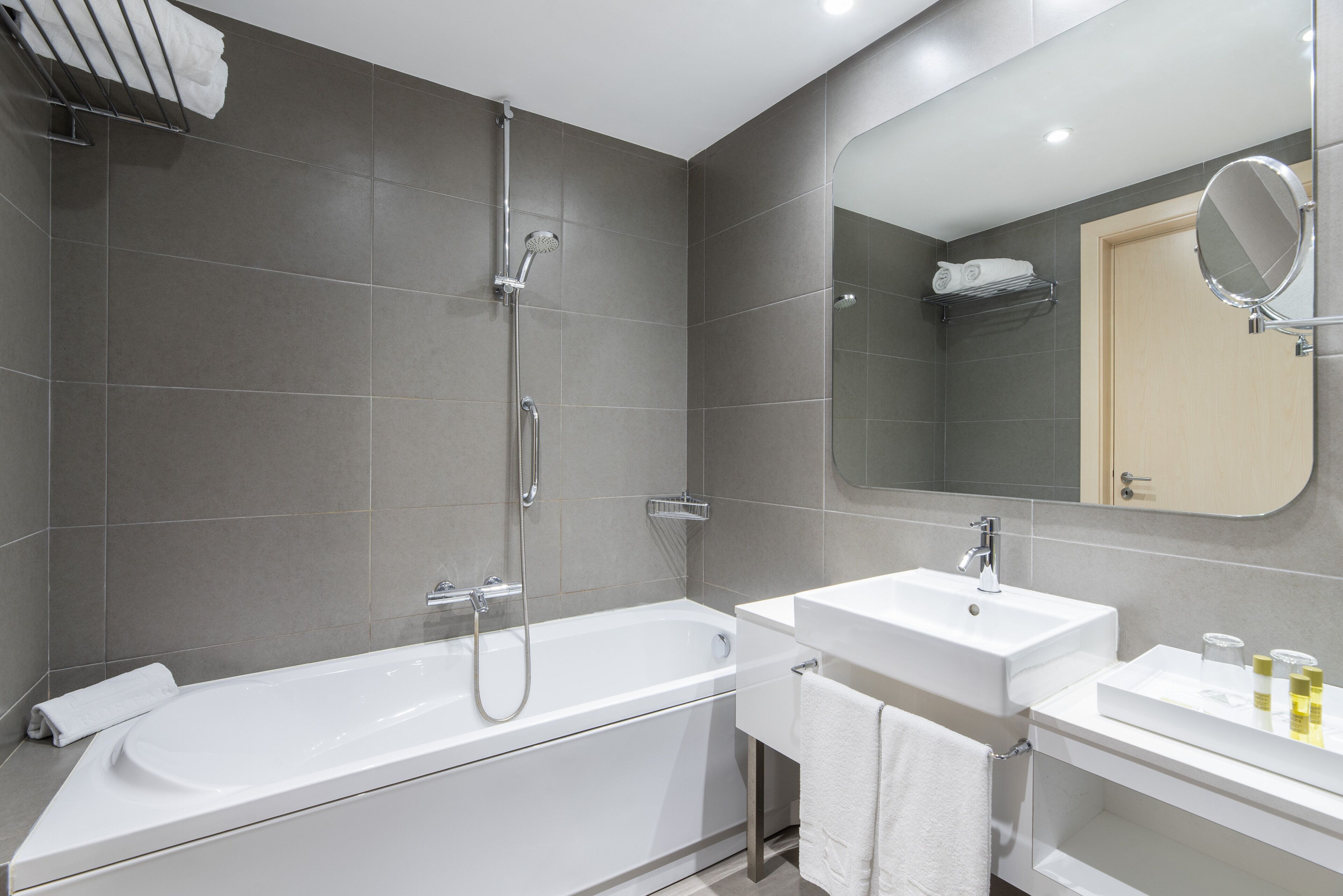 combined shower/bathtub, eco-friendly toiletries, hair dryer, towels