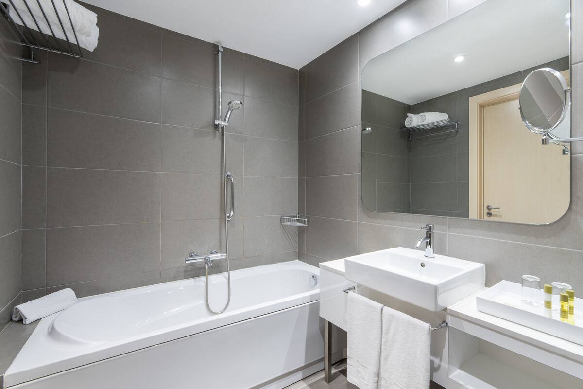 combined shower/bathtub, eco-friendly toiletries, hair dryer, towels