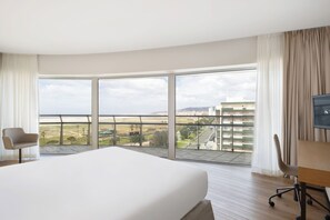 Minibar, in-room safe, desk, soundproofing - Eurostars Oasis Plaza Hotel (Figueira da Foz)