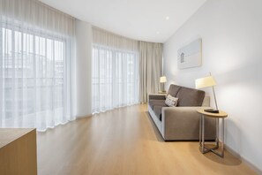 Minibar, värdeförvaringsskåp på rummet, skrivbord och ljudisolering