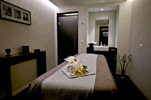 サウナ、ボディ トリートメント、アロマテラピー、ディープティシュー マッサージ、3  室のトリートメントルーム、マッサージ