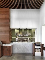 供应早餐、午餐和晚餐，国际美食