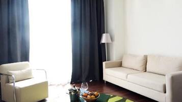 Junior Suite | Minibar, in-room safe, desk, soundproofing