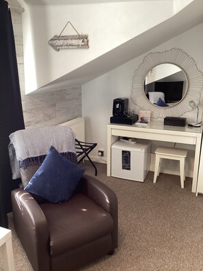 ห้องซูพีเรียดับเบิล | ผ้าปูที่นอนฝ้ายอียิปต์, เครื่องนอนระดับพรีเมียม, ตู้นิรภัยในห้องพัก