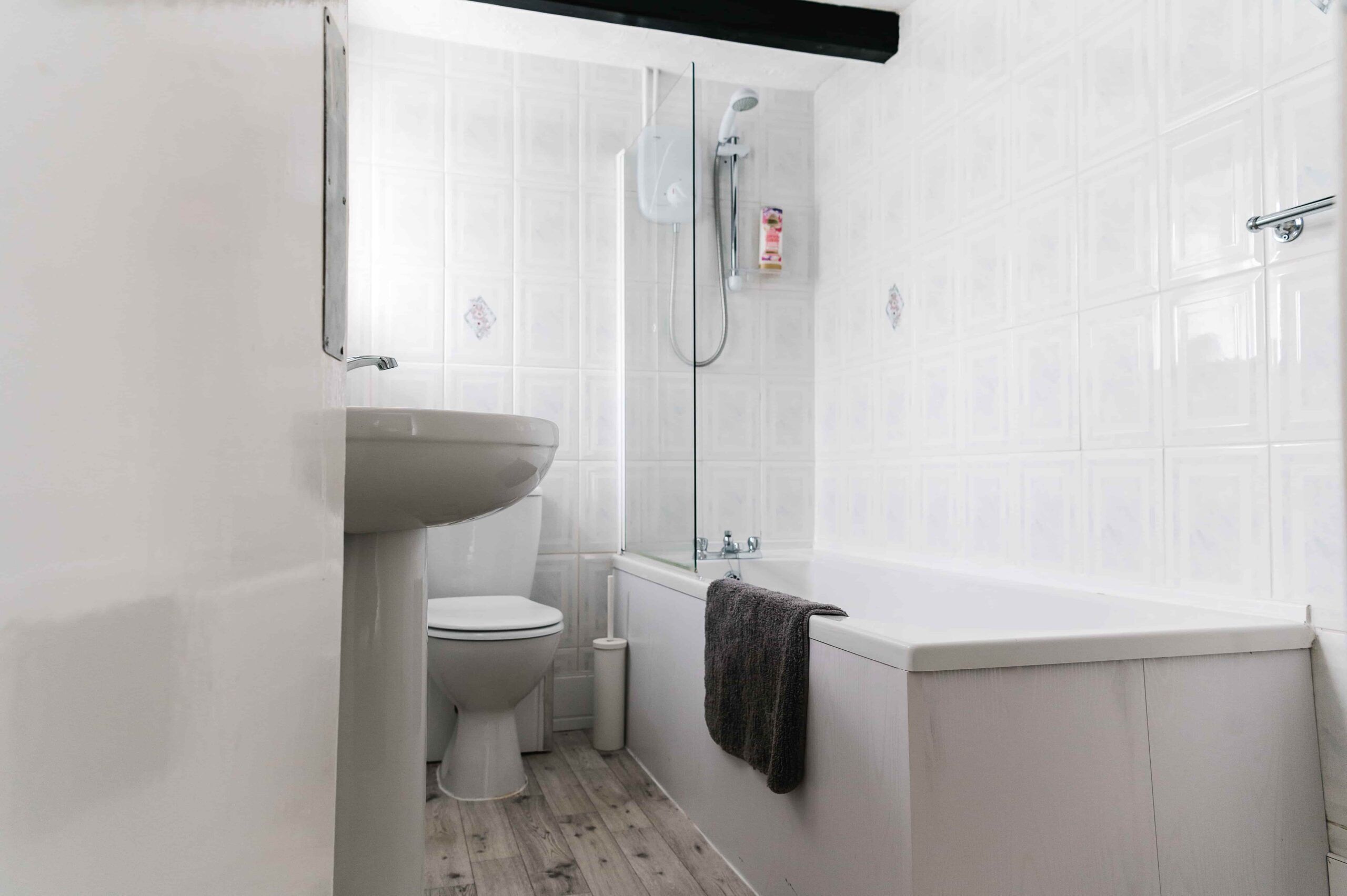 Habitación estándar con 2 camas individuales, baño en la habitación, vista al jardín (and shower) | Baño