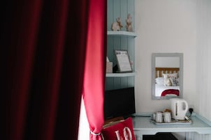 Standard Double Room, Ensuite, Garden View | Room amenity