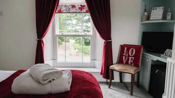 Standard Double Room, Ensuite, Garden View | Individually decorated, travel cot, free WiFi, bed sheets