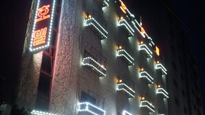 Façade de l’hébergement - soirée/nuit