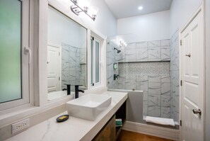 Habitación doble superior, 1 habitación, Terraza, vista al océano | Baño | Regadera, regadera tipo lluvia, amenidades de baño gratuitas 