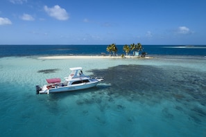 Privat strand, vit sandstrand, parasoller och strandhanddukar