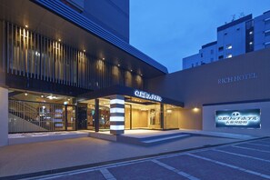 Front of property - evening/night - Kyoto Rich Hotel (Kyoto)