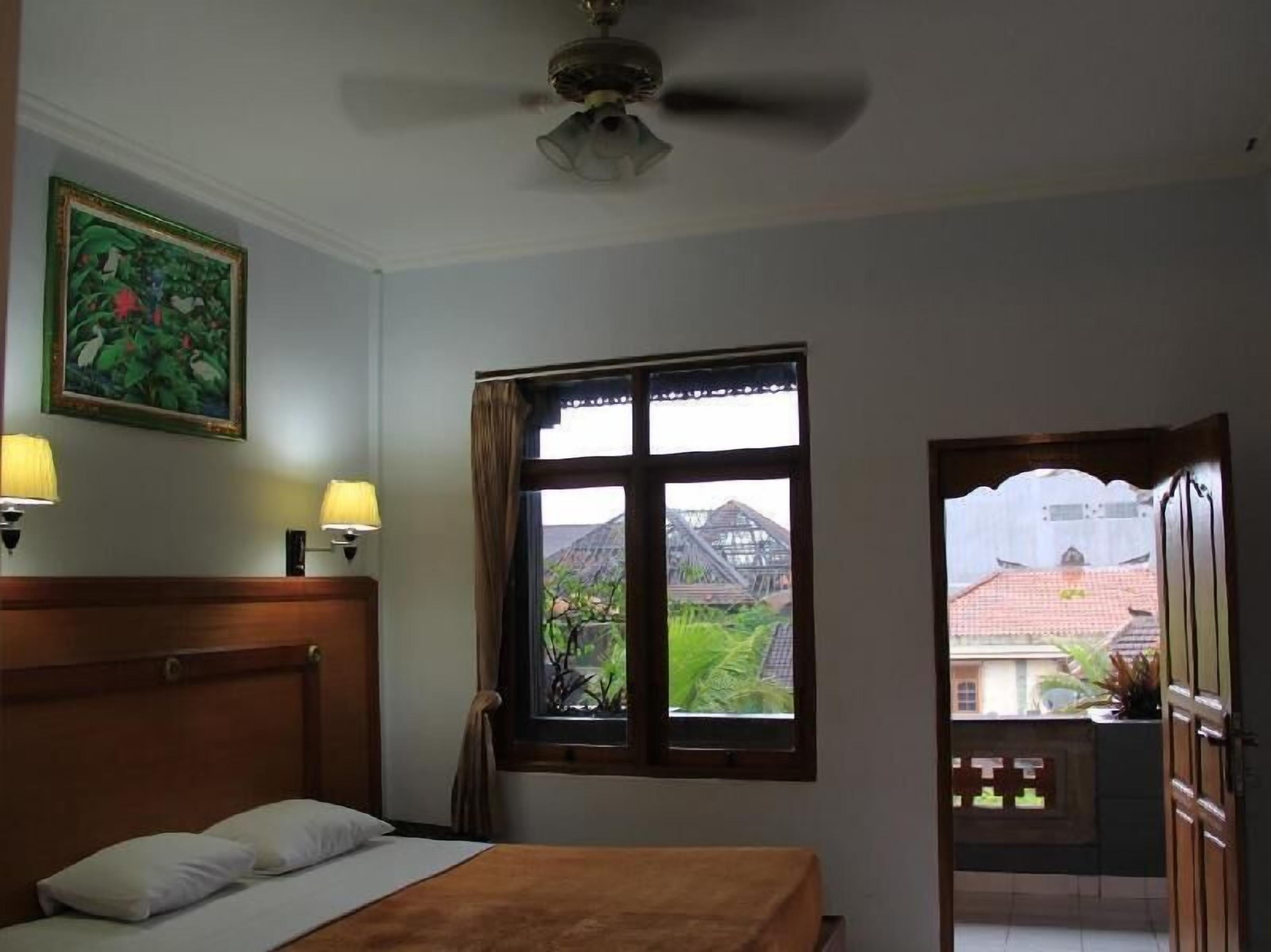 Bàn, phòng cách âm, giường gấp/giường phụ (phụ phí) 