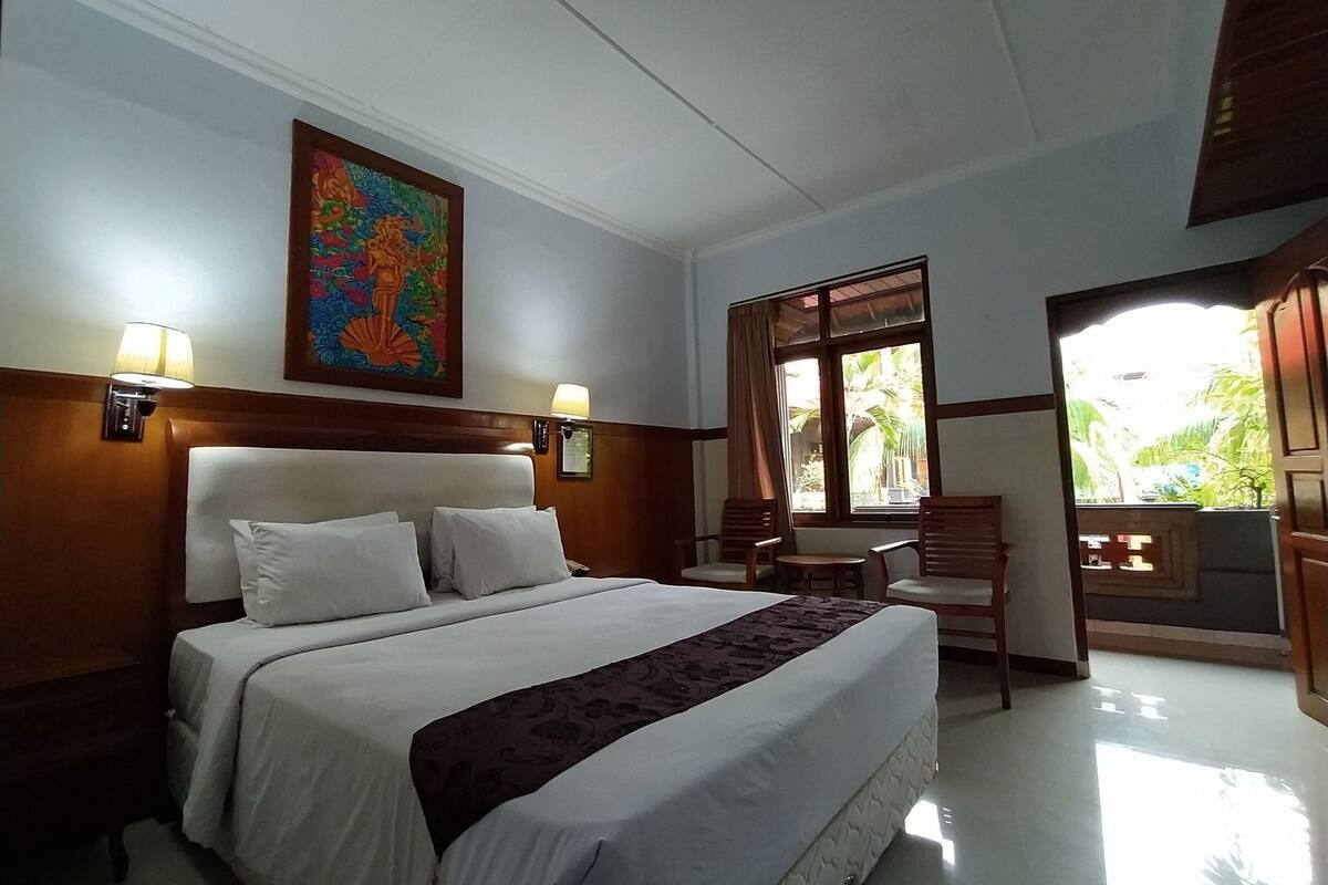 Bàn, phòng cách âm, giường gấp/giường phụ (phụ phí)