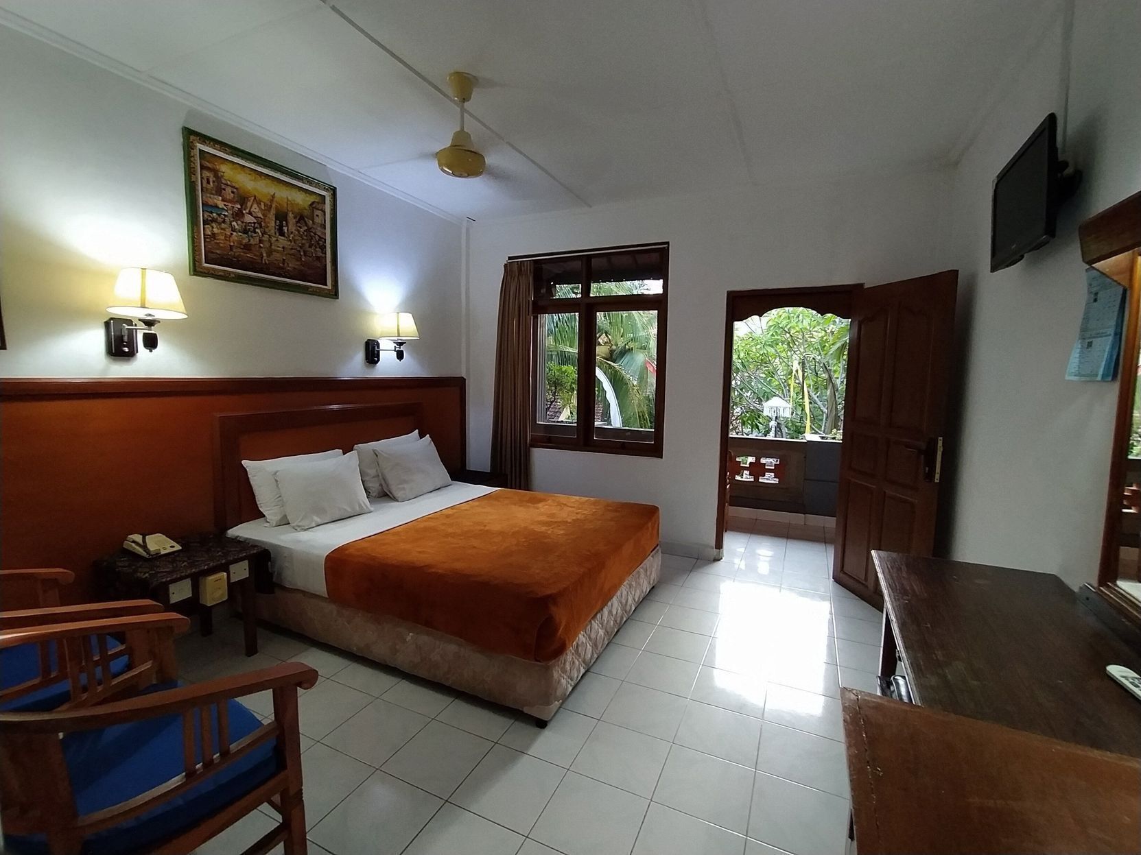 Bàn, phòng cách âm, giường gấp/giường phụ (phụ phí) 