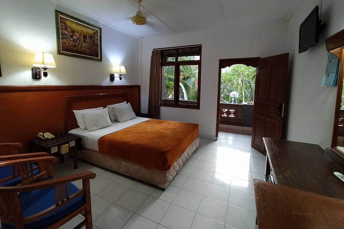 Desk, soundproofing, rollaway beds, free WiFi