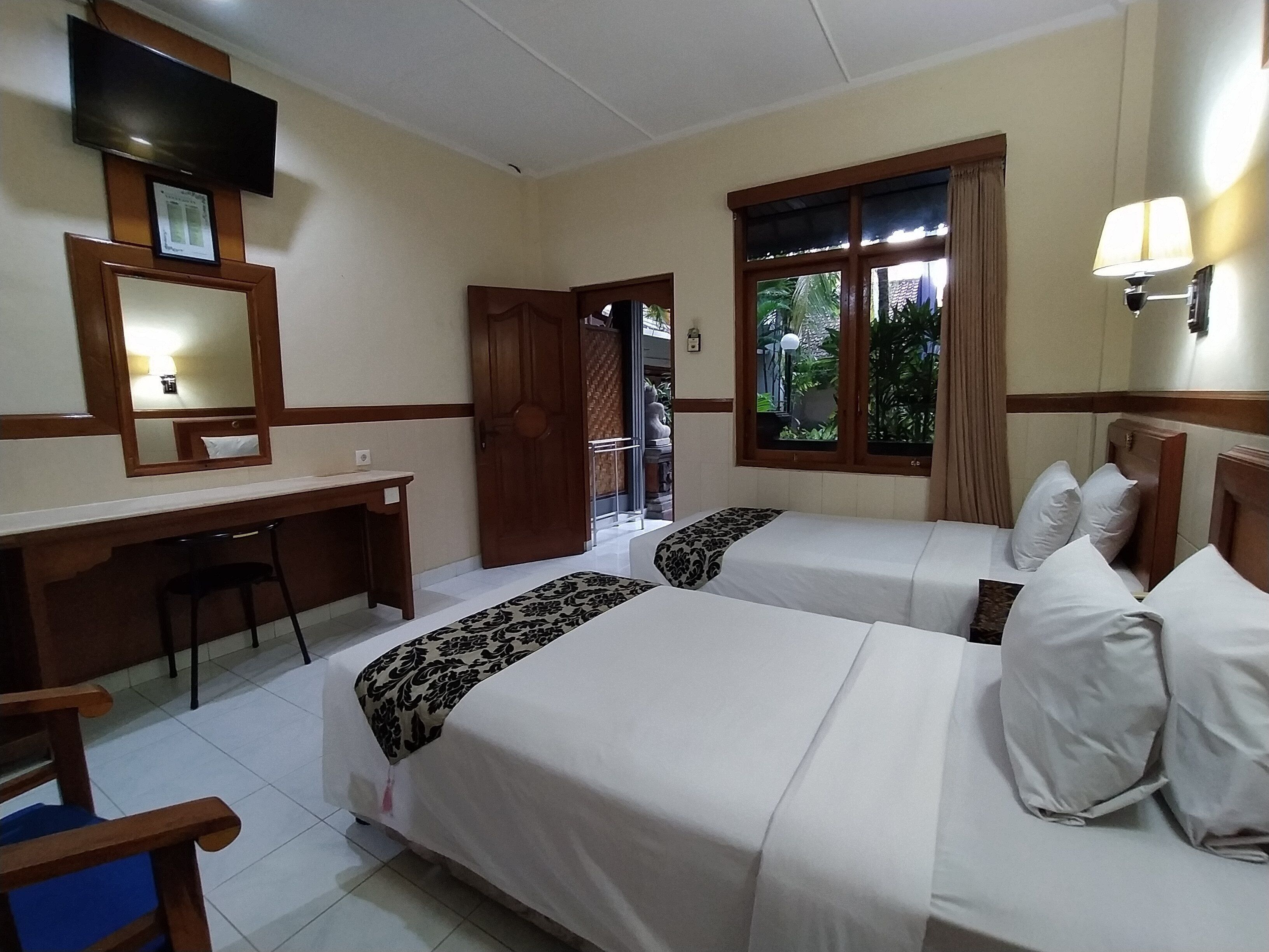 deluxe room | desk, soundproofing, rollaway beds, free wifi