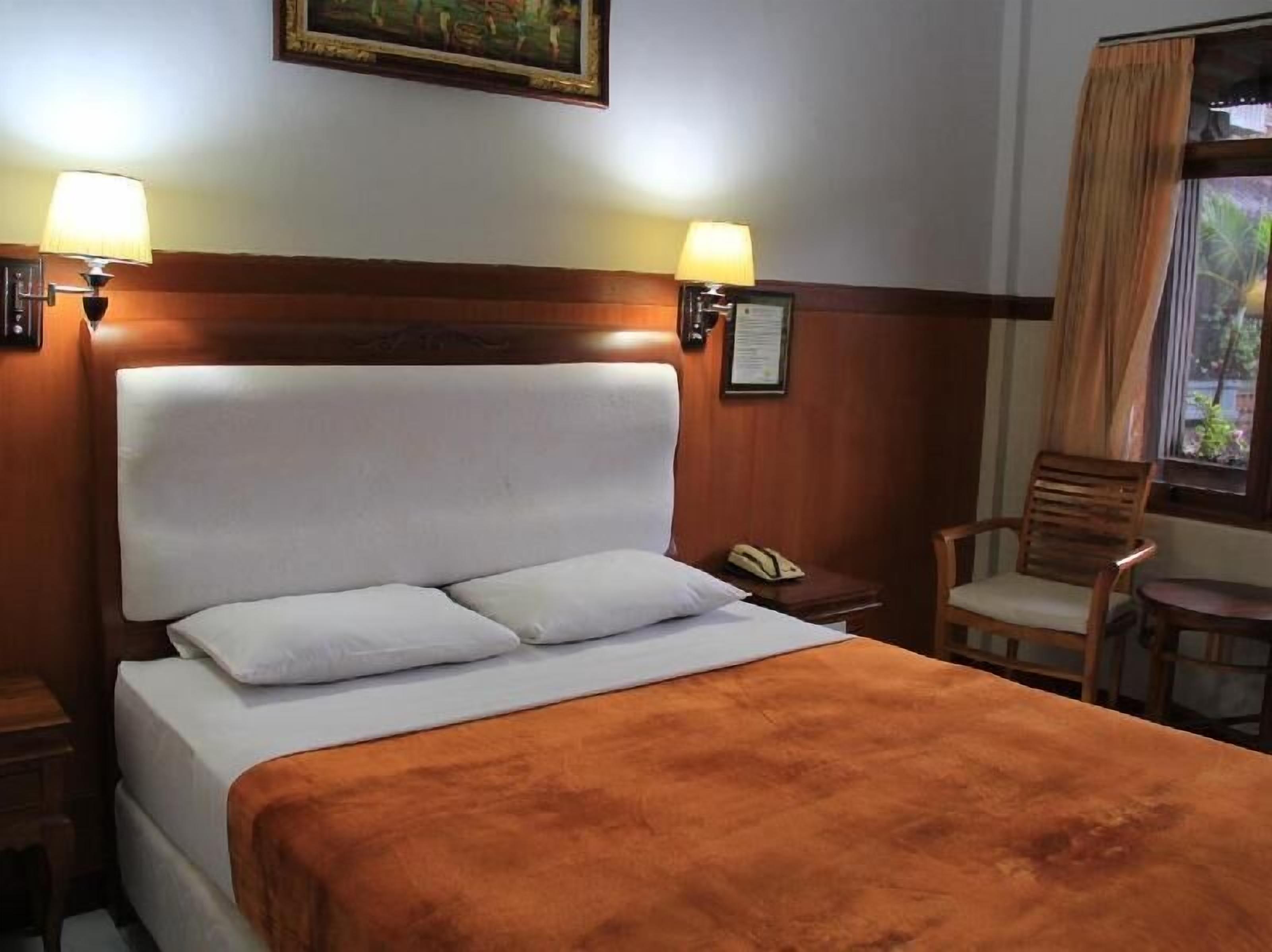 Bàn, phòng cách âm, giường gấp/giường phụ (phụ phí) 