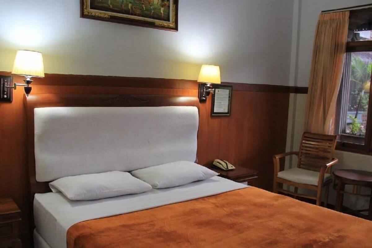 Desk, soundproofing, rollaway beds, free WiFi