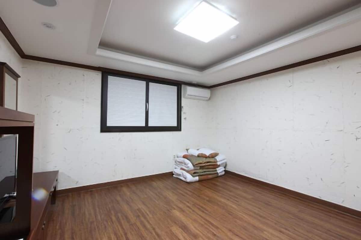 標準雙人房 (Ondol - Korean traditional bed type)