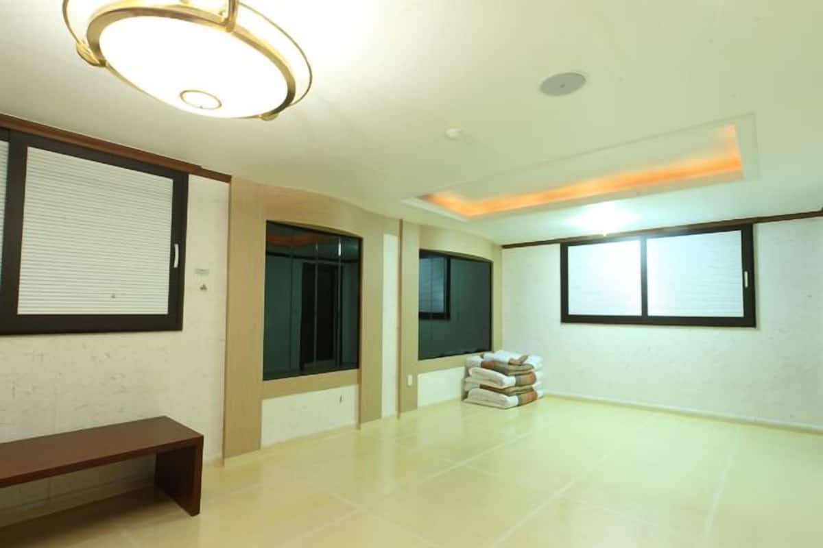 Junior Suite (Ondol - Korean traditional bed type)