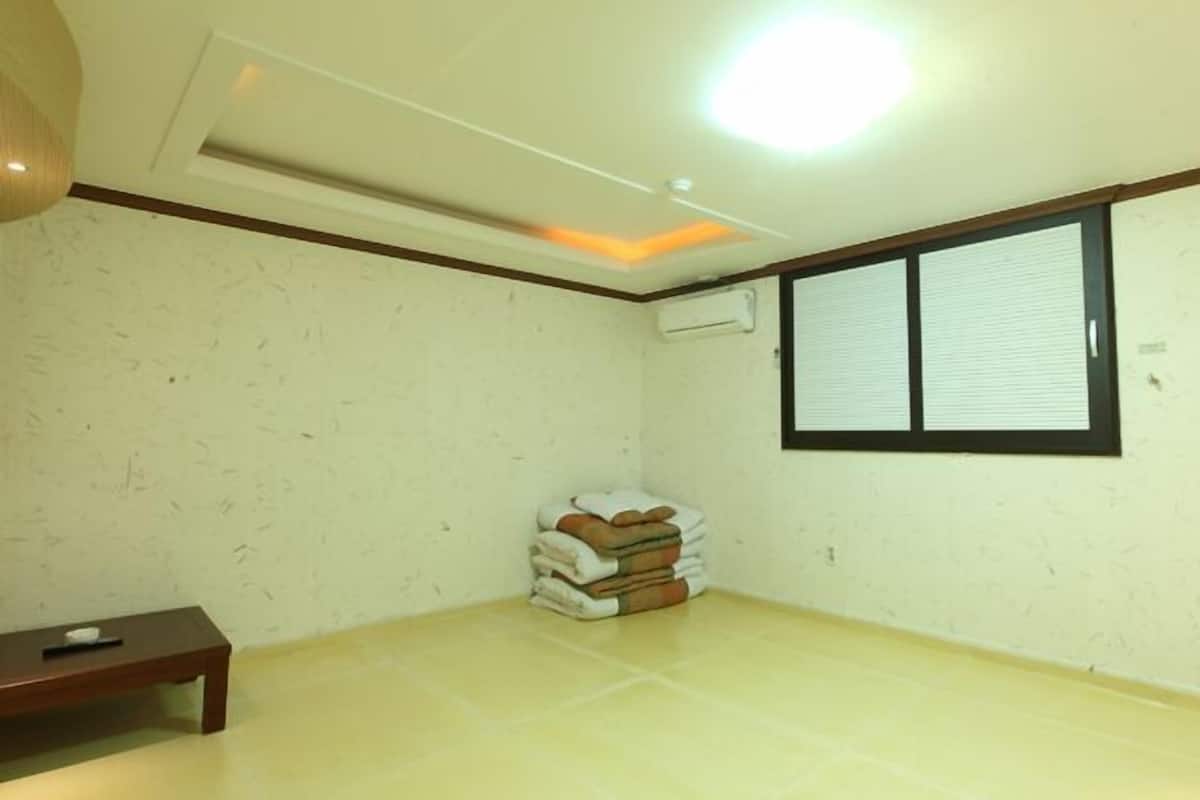 豪華雙床房 (Ondol - Korean traditional bed type)