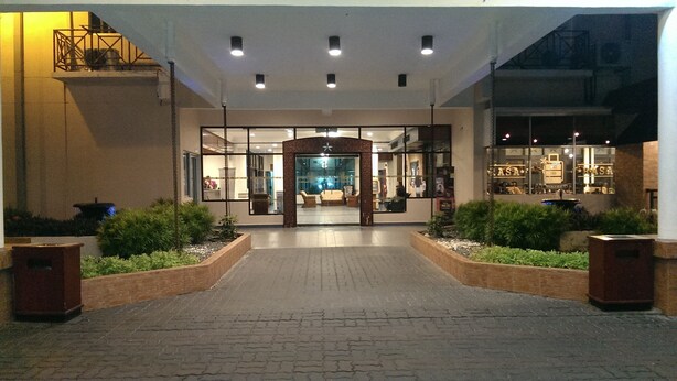 A hotel entrance with a glass facade, a central entrance, and a paved walkway leading to the entrance. - Hotel Seri Malaysia Alor Setar (Alor Setar)