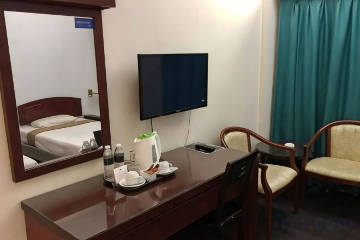 Brankas, meja kerja, setrika/meja setrika, dan Wi-Fi gratis