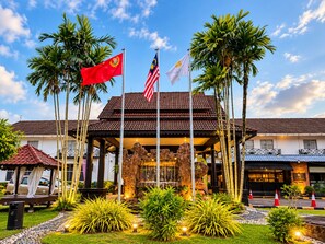 A building with a traditional tiled roof, a central fountain, and multiple flags. - Hotel Seri Malaysia Alor Setar (Alor Setar)