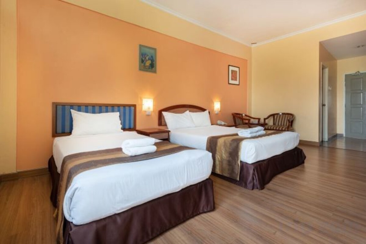 Tabla de planchar con plancha, wifi gratis, ropa de cama