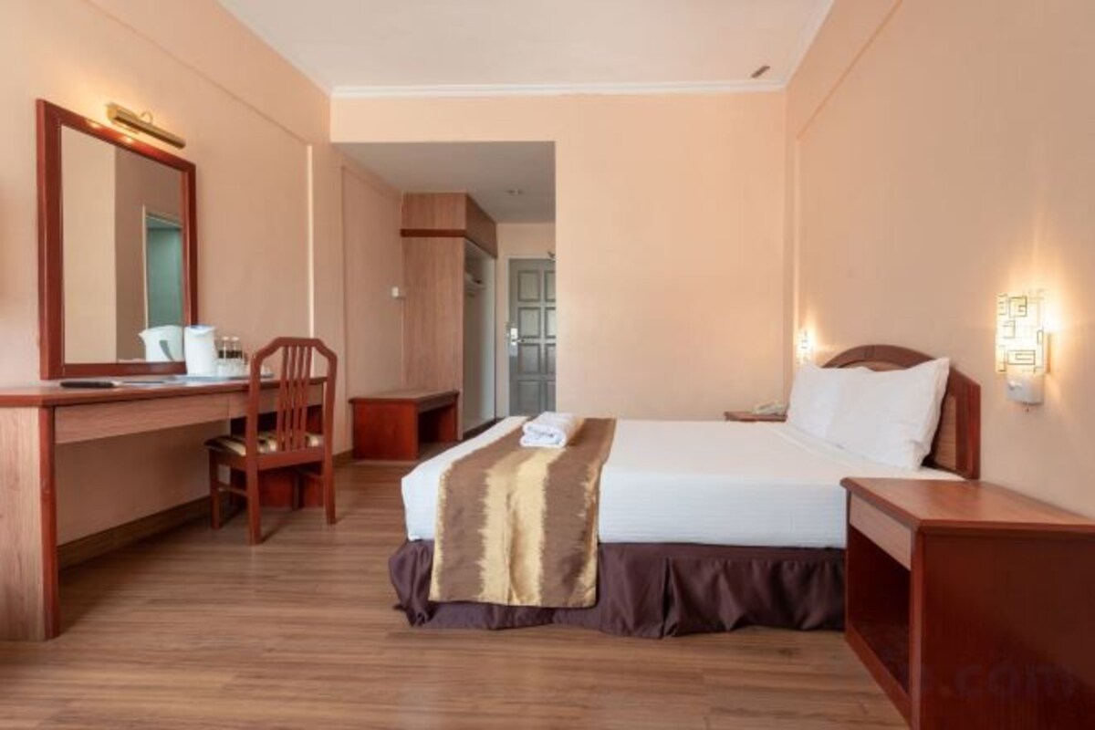 Tabla de planchar con plancha, wifi gratis, ropa de cama