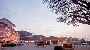 A hotel with a modern architectural design, featuring a parking lot and a landscaped area with trees. - Hotel Seri Malaysia Ipoh (Ipoh)